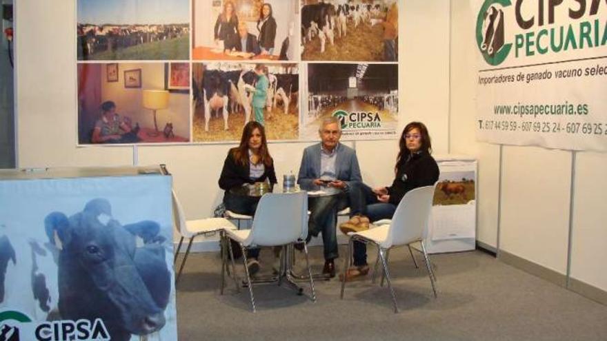 Joaquín Diego y personal de su empresa en su stand durante la última Semana Verde.