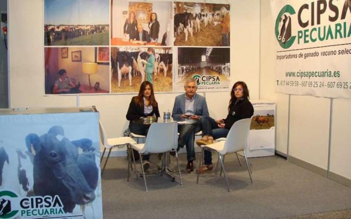 Joaquín Diego y personal de su empresa en su stand durante la última Semana Verde.