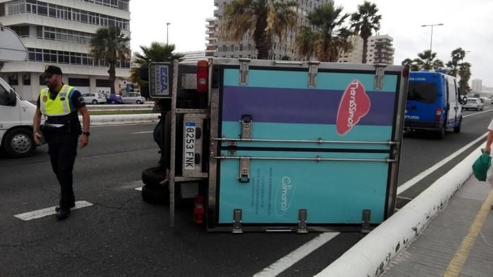 Camioneta volcada en la Avenida Marítima