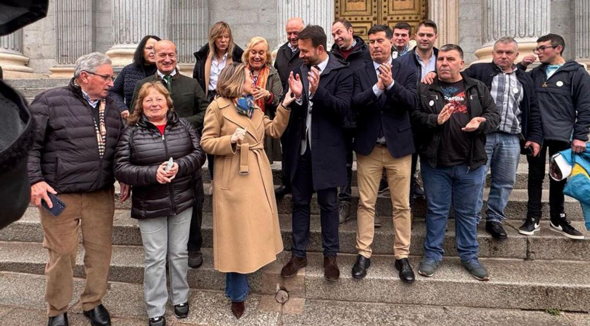 Álvaro Queipo, en el centro, al lado de Cuca Gamarra, secretaria general del PP, junto con los diputados asturianos y miembros de asociaciones ganaderas | X. F.