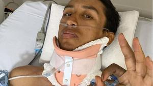 Egan Bernal recuperándose en el hospital tras sufrir un choque con un autobús en Colombia.