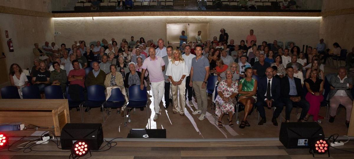 El teatro municipal acogió el acto de homenaje con la asistencia del municipio francés de Oradour-sur-Glane. | SERVICIO ESPECIAL