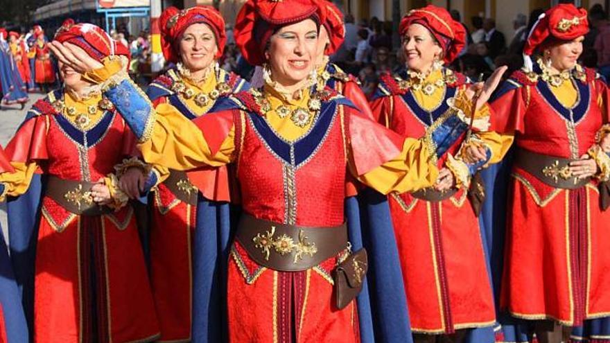 Una escuadra de mujeres de la comparsa Biscaïns durante el desfile del bando cristiano.