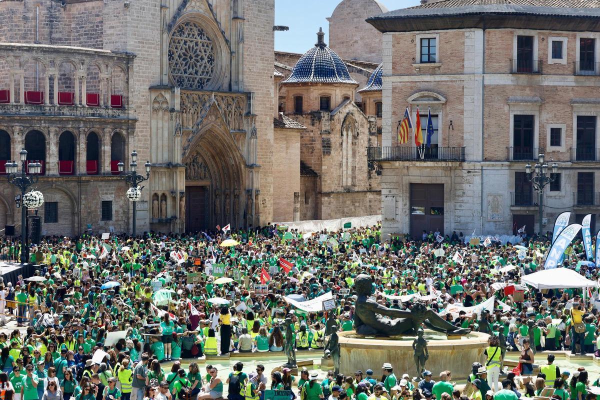 Así ha sido la marcha "histórica" de los profesores en València el día de la huelga