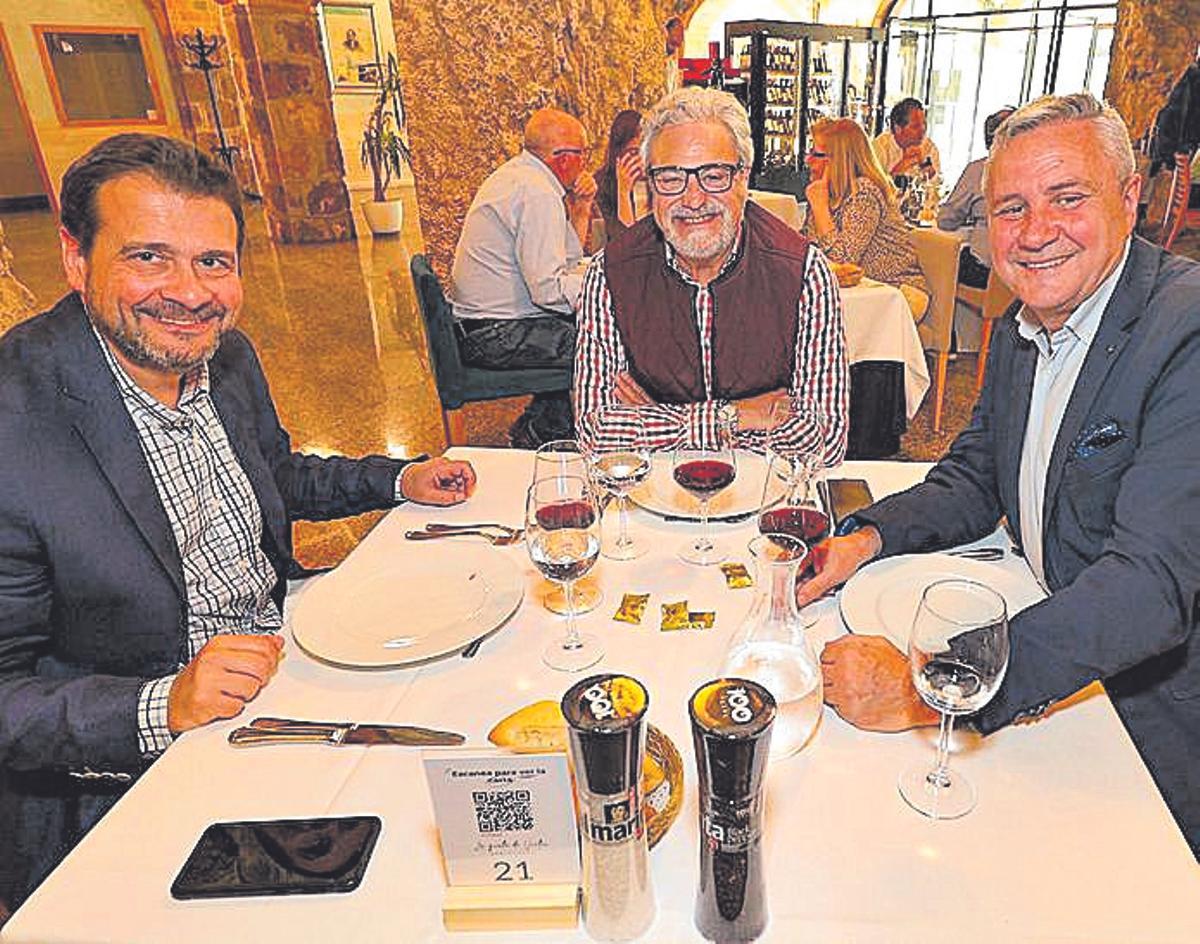 José Mira, gerente del Círculo Industrial; Javier Llopis, de El Nostre Ciutat y Rafa Pérez, presidente de Aceca.