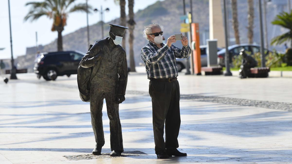 Un turista toma fotos en Cartagena