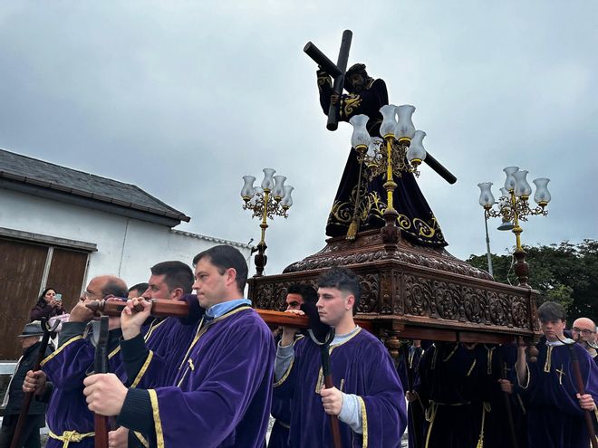 En imágenes: el Nazareno deslumbra en Luarca