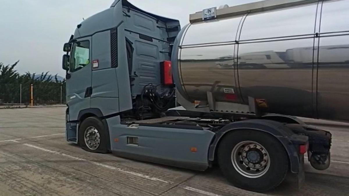 VÍDEO | Consecuencias de los piquetes: varios camiones con las ruedas pinchadas