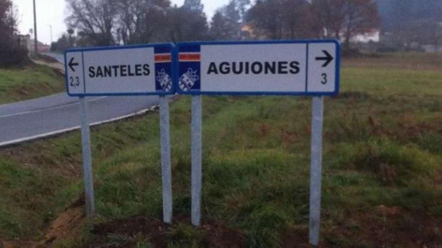 Señalización de Aguións, en el municipio pontevedrés de A Estrada con la forma en castellano. // FDV