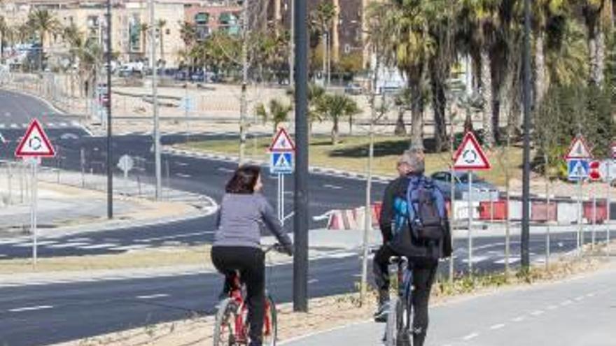 Ciclistas en el carril habilitado en la Vía Parque.