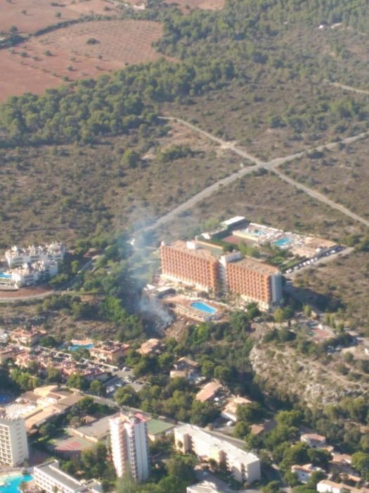 Desalojadas 800 personas por un incendio declarado cerca de un hotel en Cala Antena