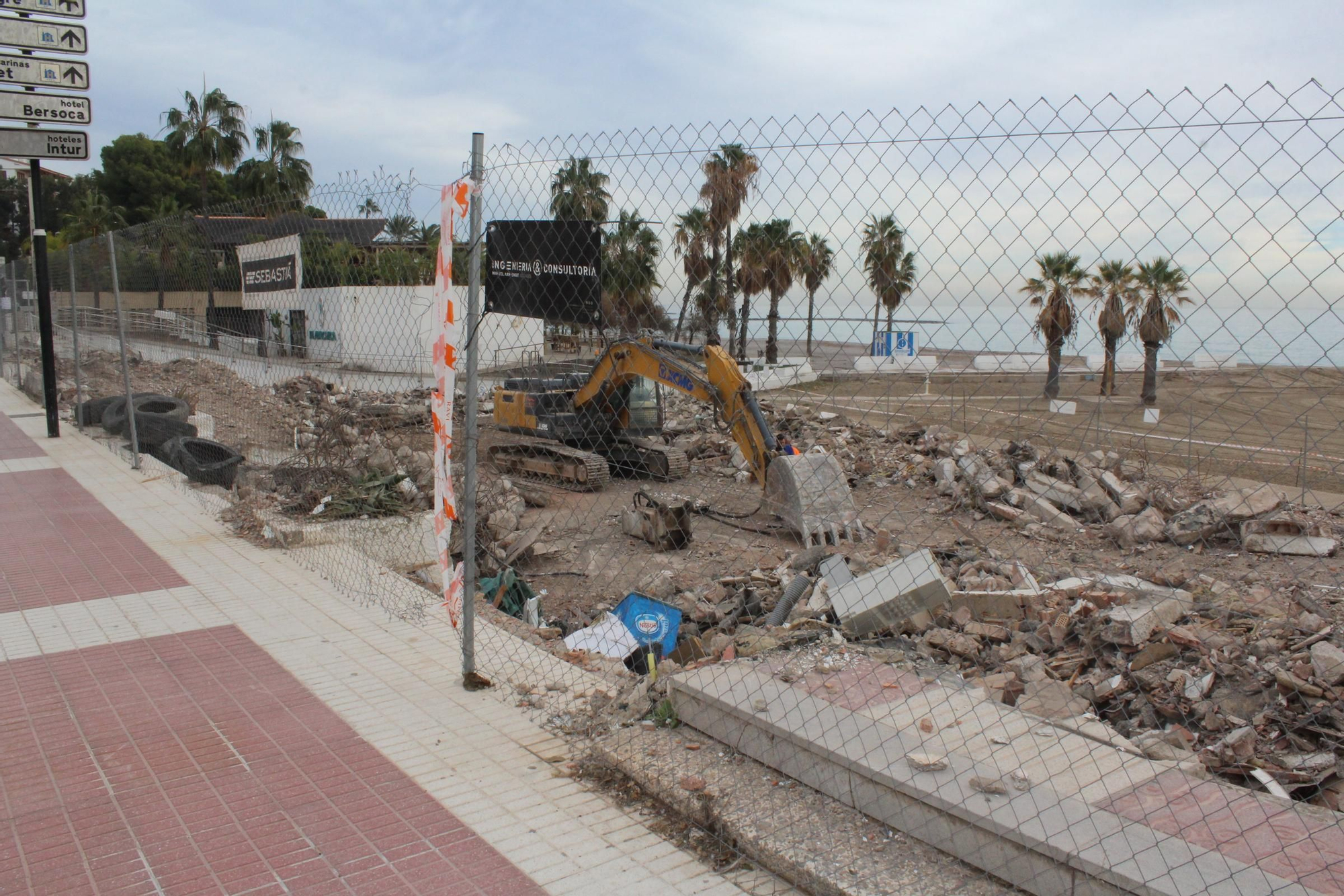 Las fotos de la 'desaparición' del Eurosol en Benicàssim: ya lo han derrumbado del todo