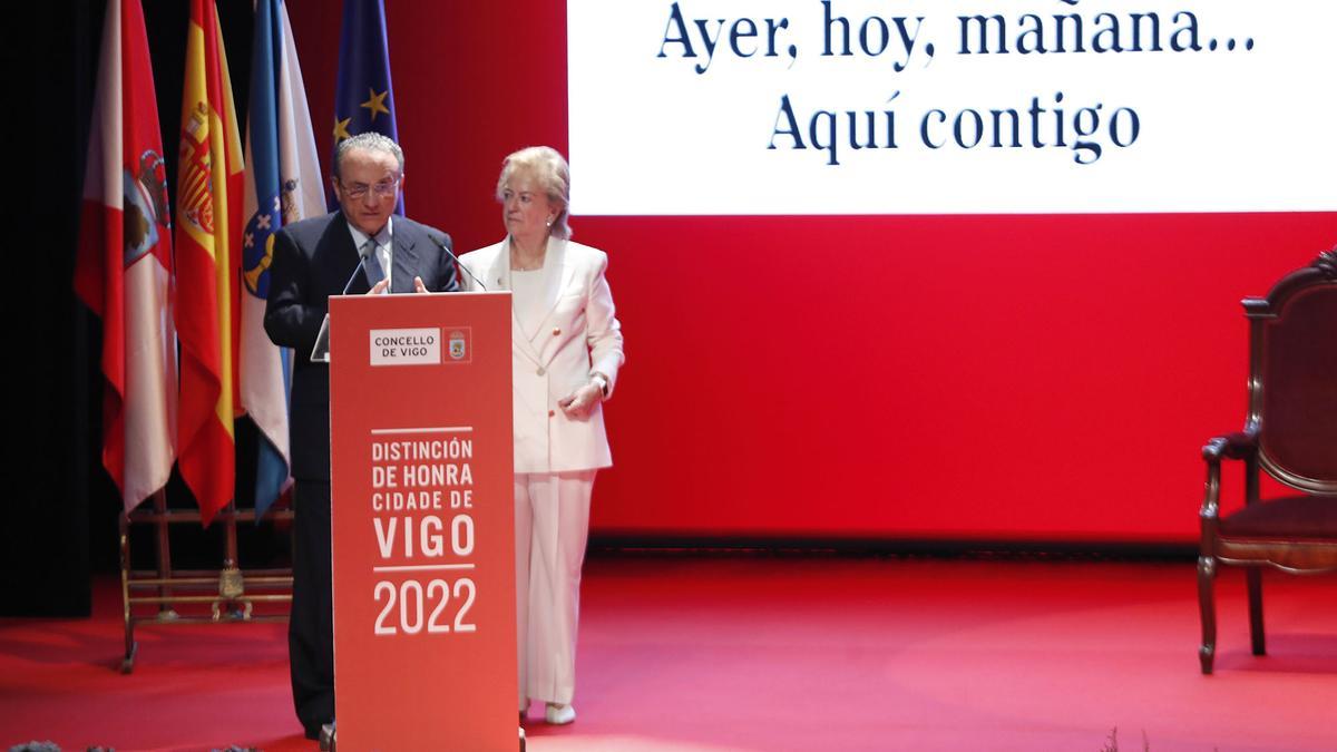 Javier Moll, presidente de Prensa Ibérica, y Arantza Sarasola, vicepresidenta, durante la intervención en el Teatro Afundacion tras recoger la Distinción de Honra Cidade de Vigo.