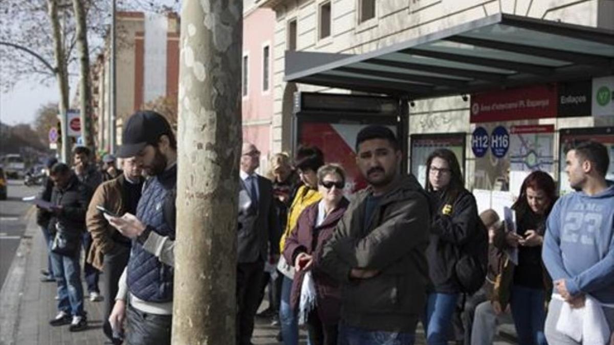 Cola en una parada de autobús, ayer, durante los horarios de servicios mínimos de la huelga de autobuses de Barcelona.