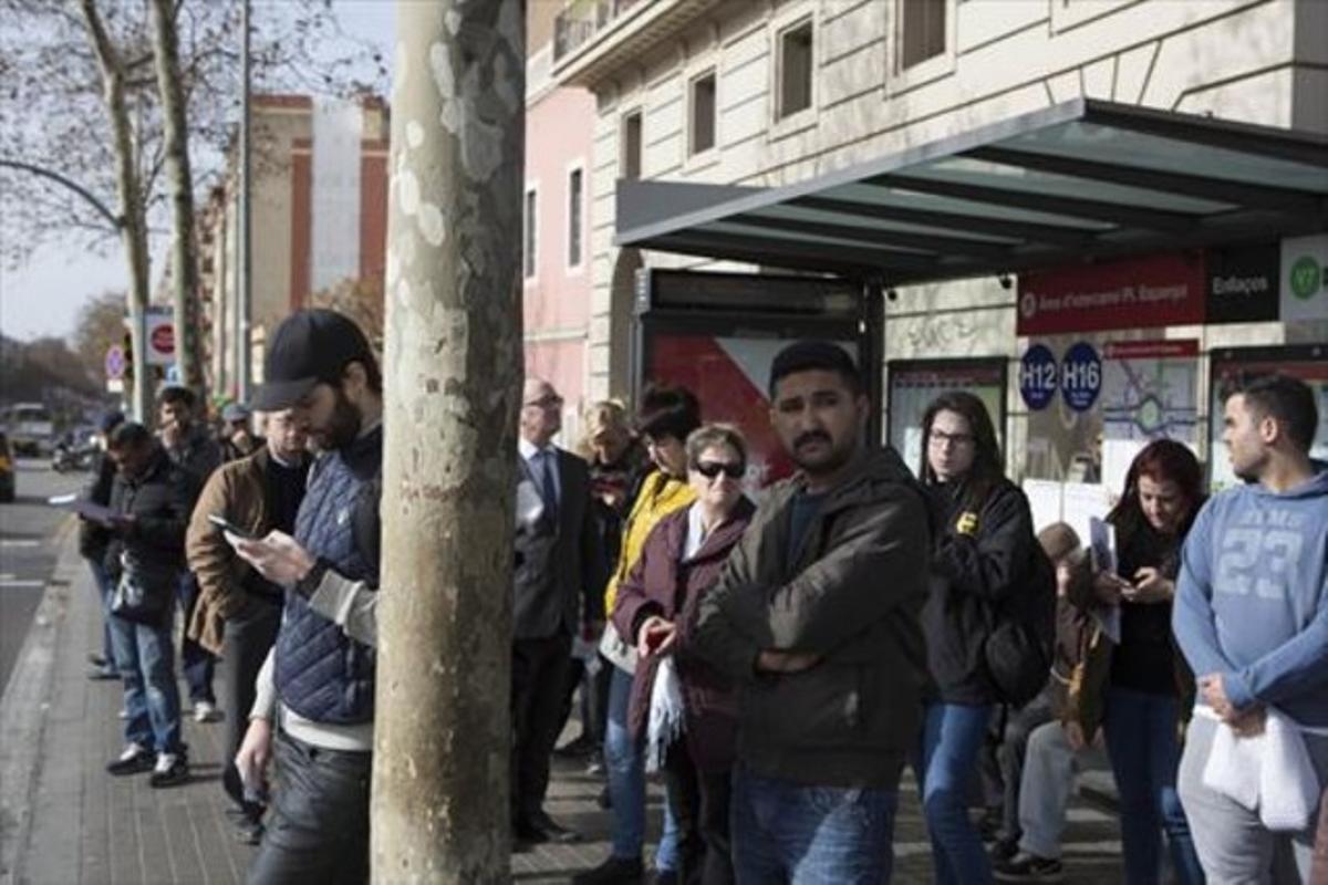 Cola en una parada de autobús, durante los horarios de servicios mínimos de la huelga de autobuses del 23 de febrero.