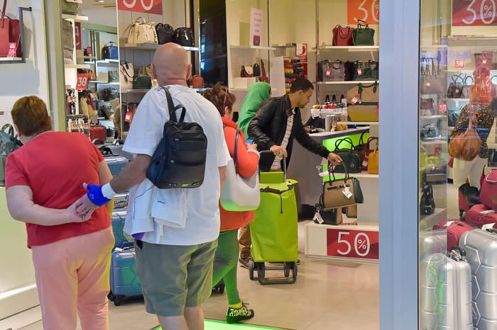 Inicio de las rebajas en el centro comercial Las ...