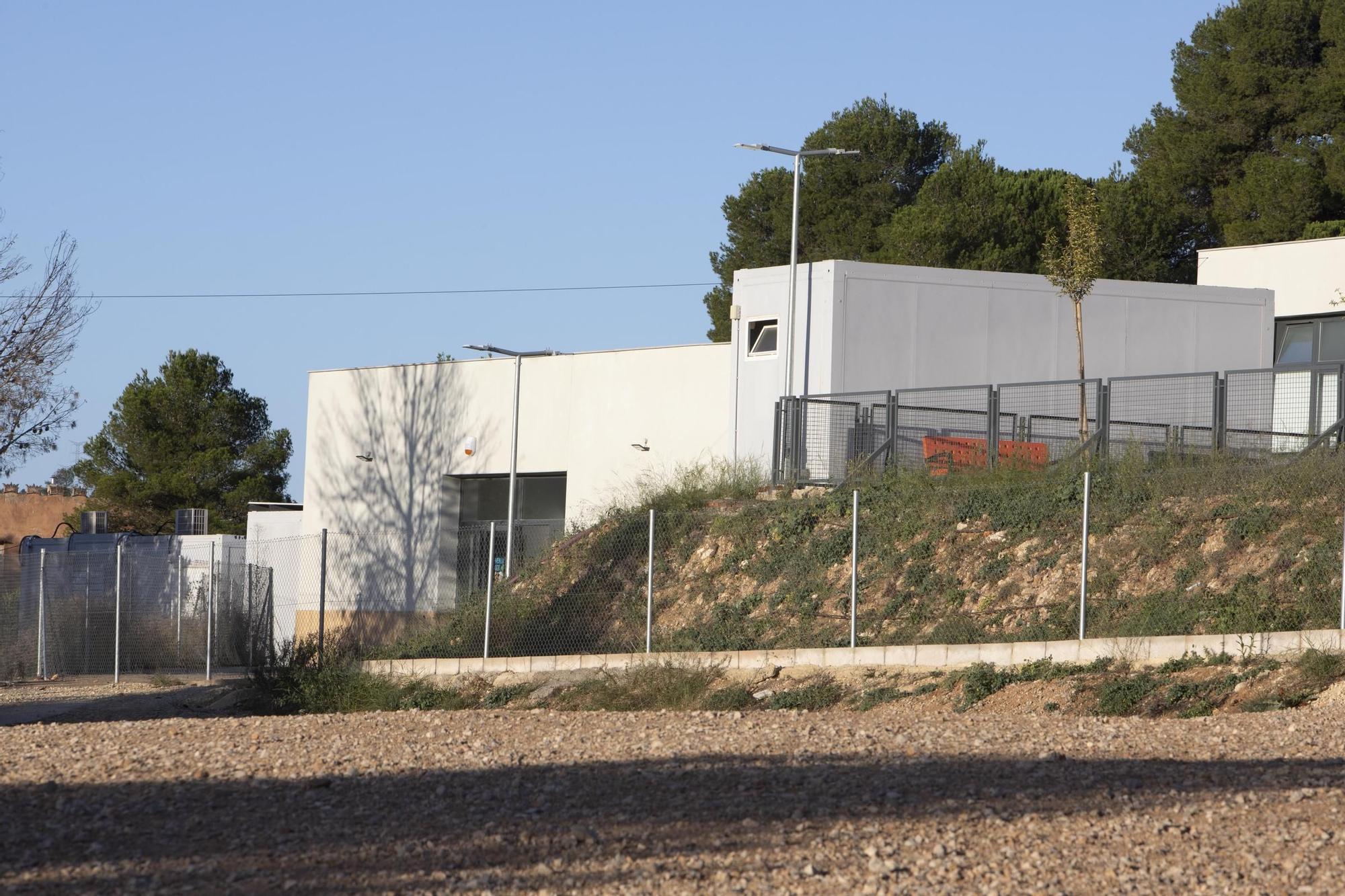 Protesta a las puertas del CEIP Lluís Vives de Bocairent por la paralización de las obras.