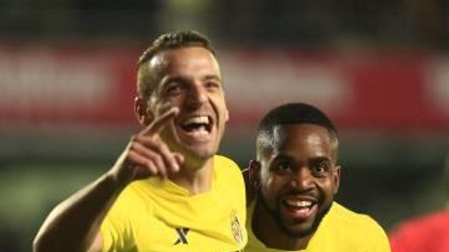 Roberto Soldado celebra un tanto con Cédric Bakambu.