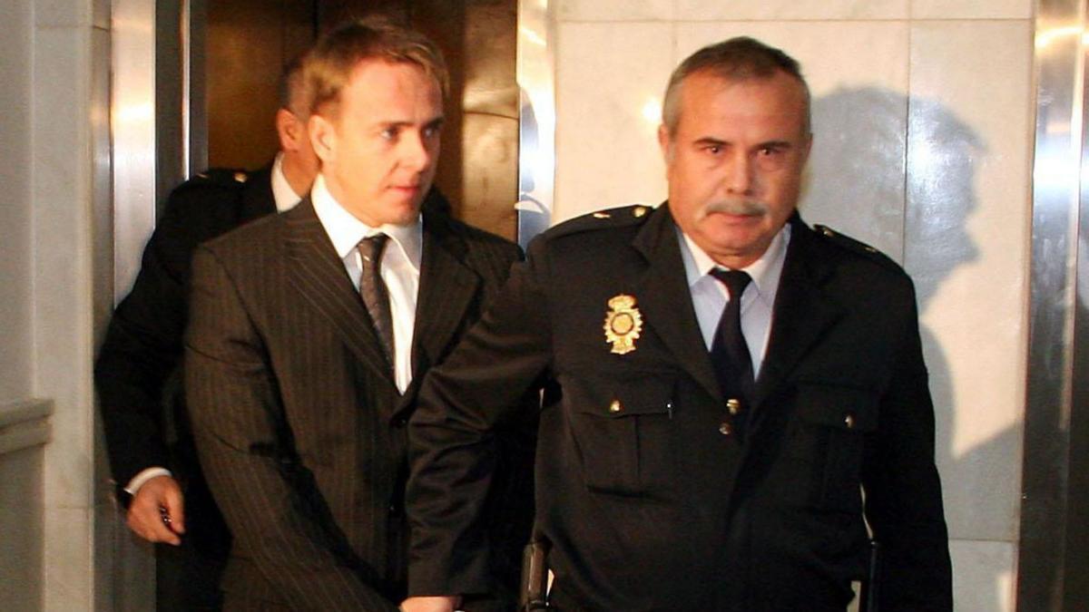 Harald Mikael entra esposado al juicio, que se celebró en 2006