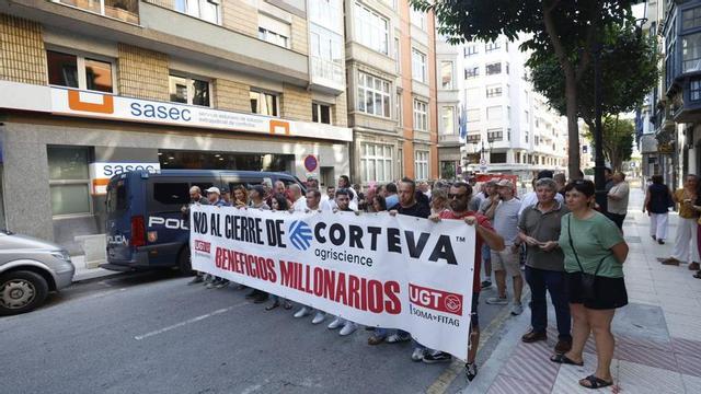 Trabajadores de Corteva concentrados ayer ante la sede del SASEC en Oviedo. | LUIMA MURIAS