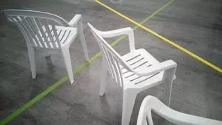 El truco viral para limpiar las sillas blancas de plástico de toda la vida