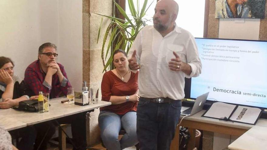 El jurista Daniel Ordás ayer durante su conferencia en el Café de Macondo.