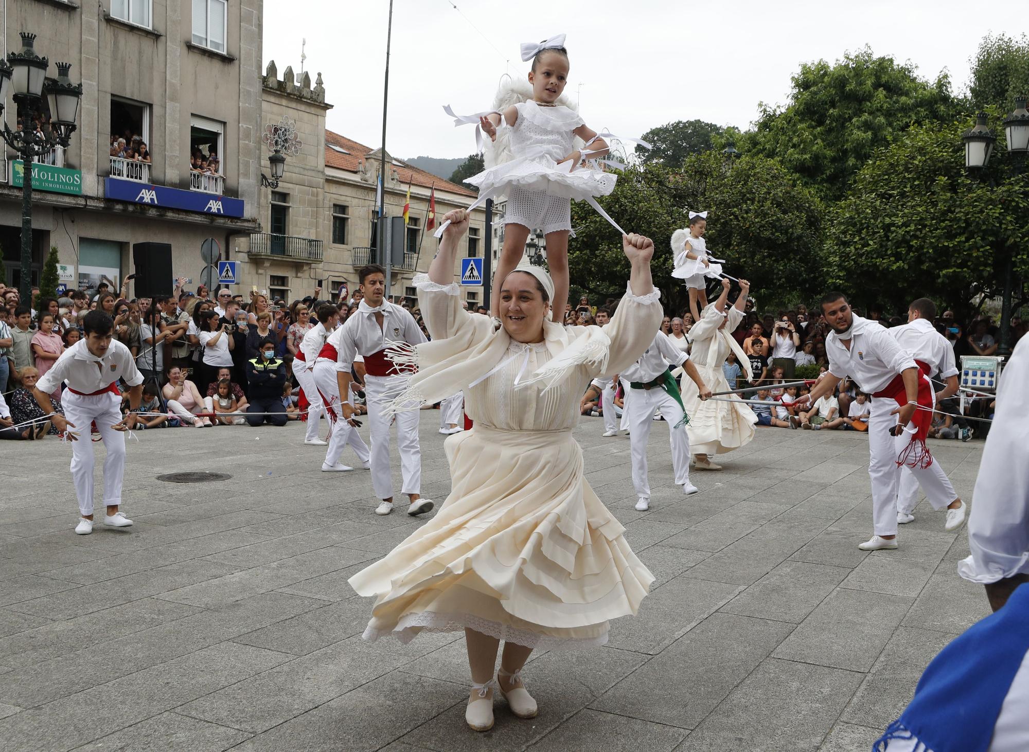 Redondela, cubierta por sus alfombras de flores