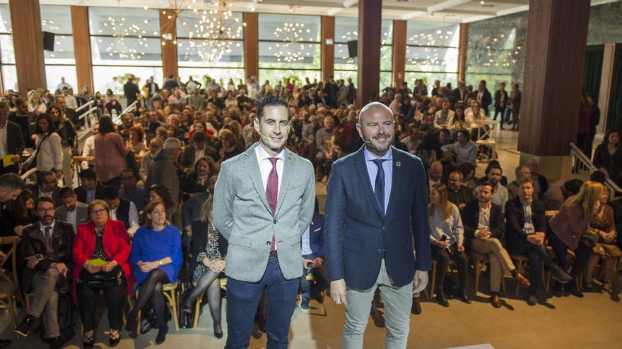 Carlos Fernández Bielsa y Toni Gaspar, en una reunión con alcaldes de la provincia de València.