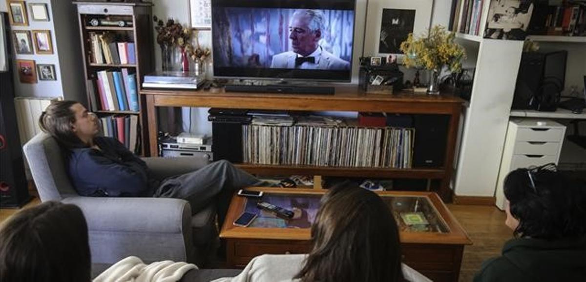 Barcelona (Barcelones) 23 03 2020 Cuaderno del Domingo    Tema confinamiento    Una familia viendo una pelicula en casa  en este caso  El Hoyo      FOTO DANNY CAMINAL