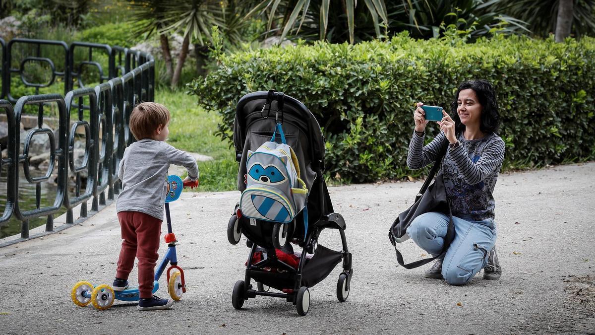 Imagen de recurso de una mujer con su hijo pequeño, algo que podría suponerle un ahorro significativo en la declaración de la renta.