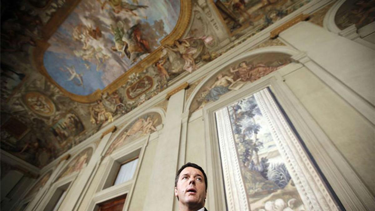 Renzi se dirige a los periodistas en el palacio del Quirinal