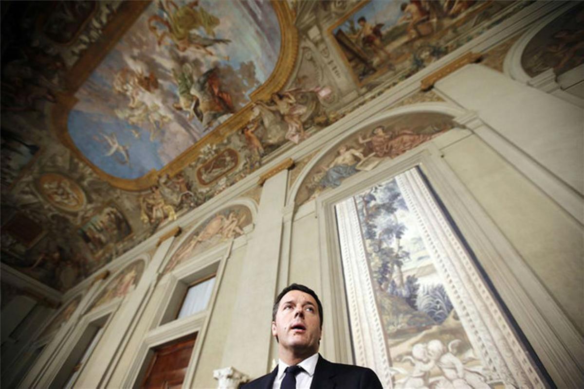 Renzi es dirigeix als periodistes al palau del Quirinal.