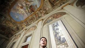 Renzi es dirigeix als periodistes al palau del Quirinal.