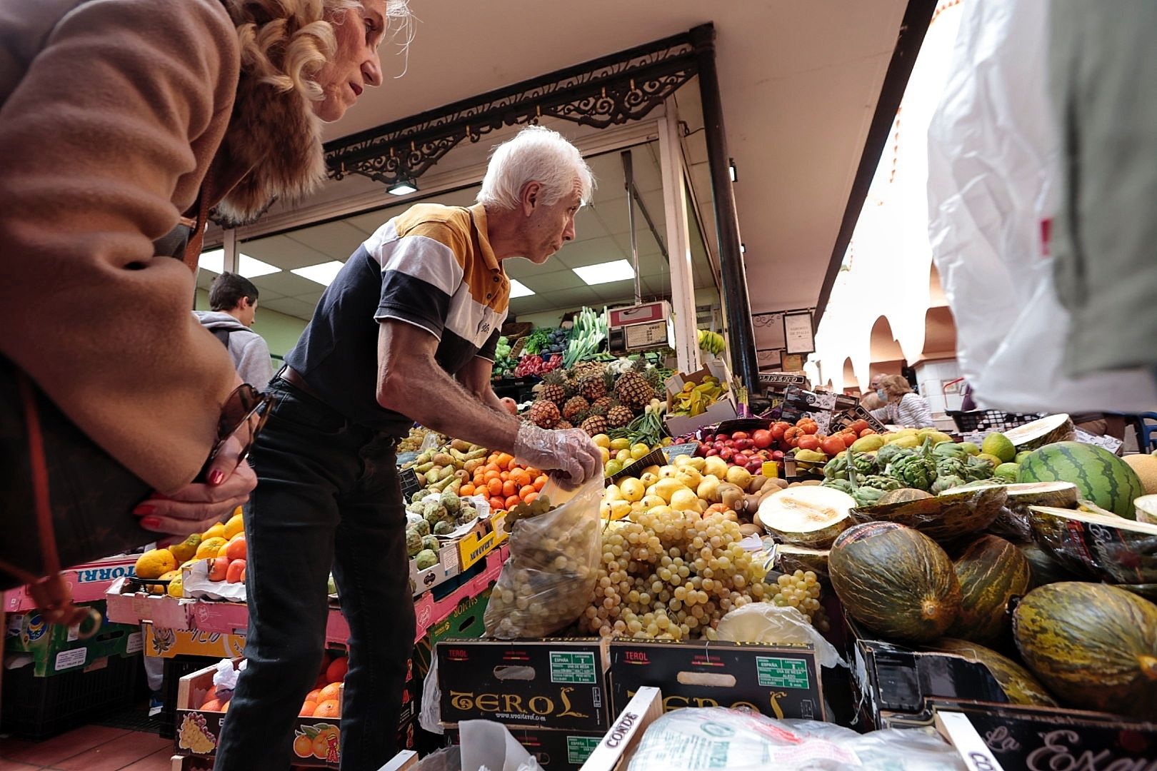 Compra de uvas en el mercado de Santa Cruz de Tenerife