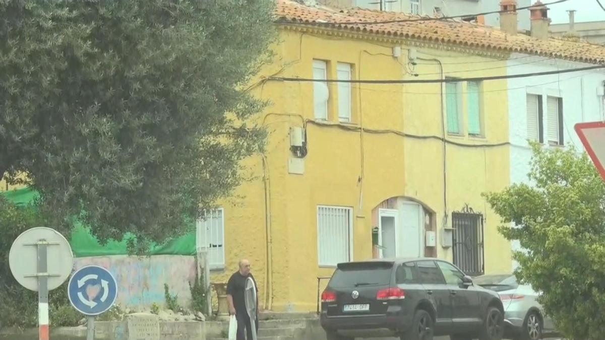 Tres casas del autor de los asesinatos de Sant Joan, destrozadas por familias de víctimas