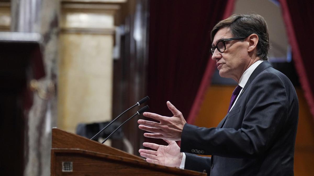 El president de la Generalitat, Salvador Illa, interviene durante una sesión de control al Govern, en el Parlament de Catalunya.
