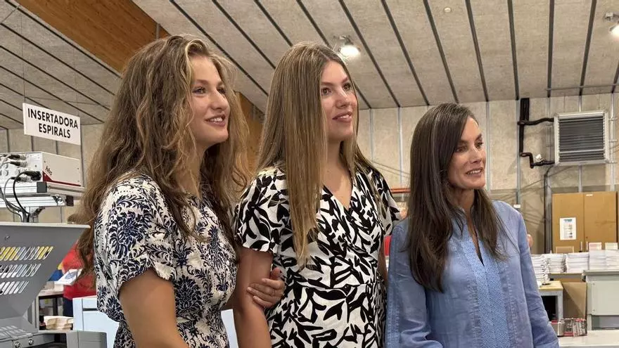 La Reina Letizia, Leonor y Sofía muestran su lado más cercano durante su visita a la Fundación Esment de Palma