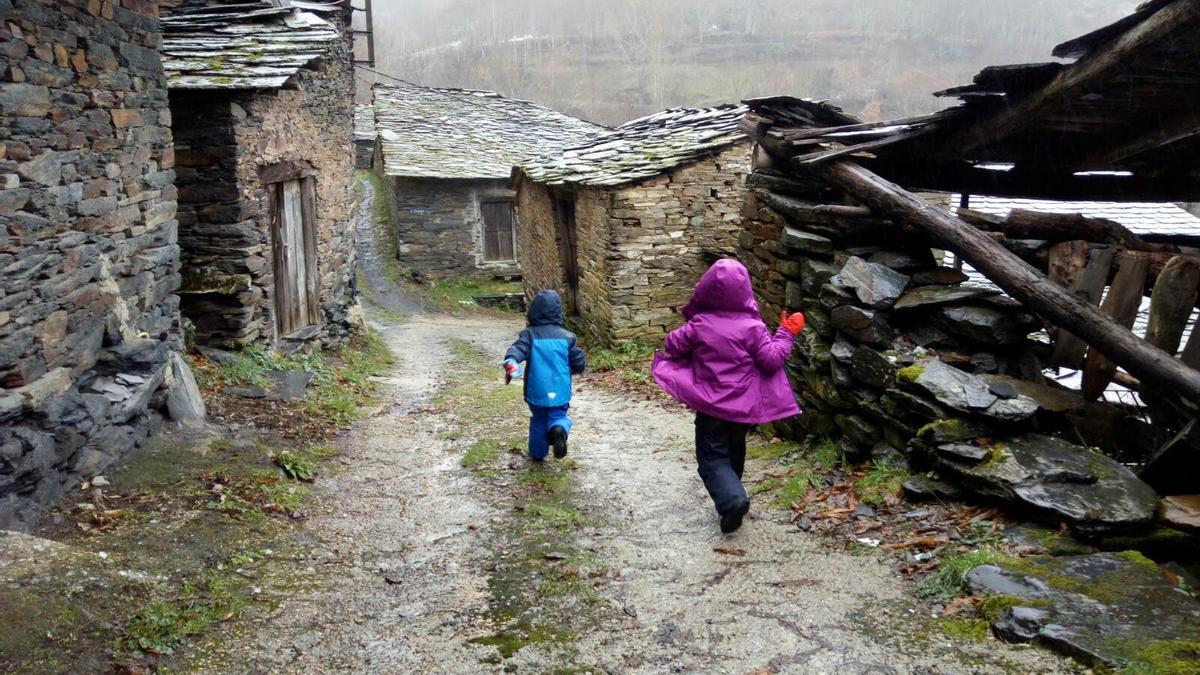 Niños jugando por la aldea de O Courel.