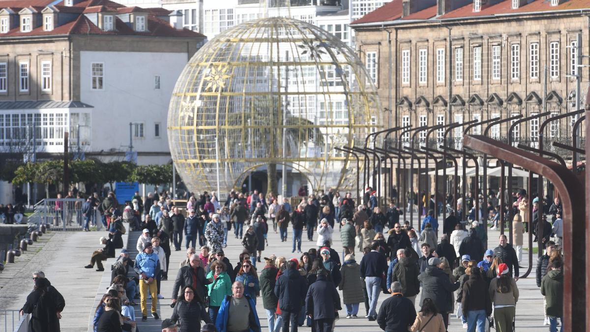 Gente en la Marina de A Coruña