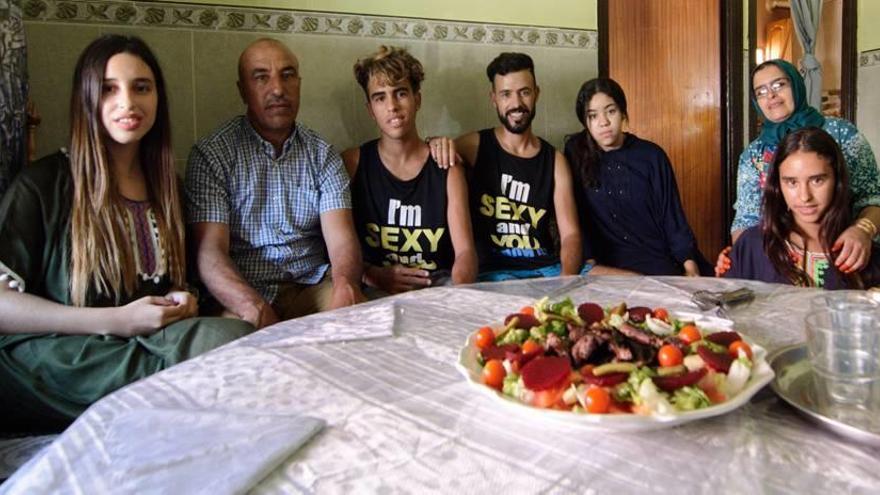 La familia de El Mamoune, al completo, preparados para celebrar la fiesta del cordero en su casa.