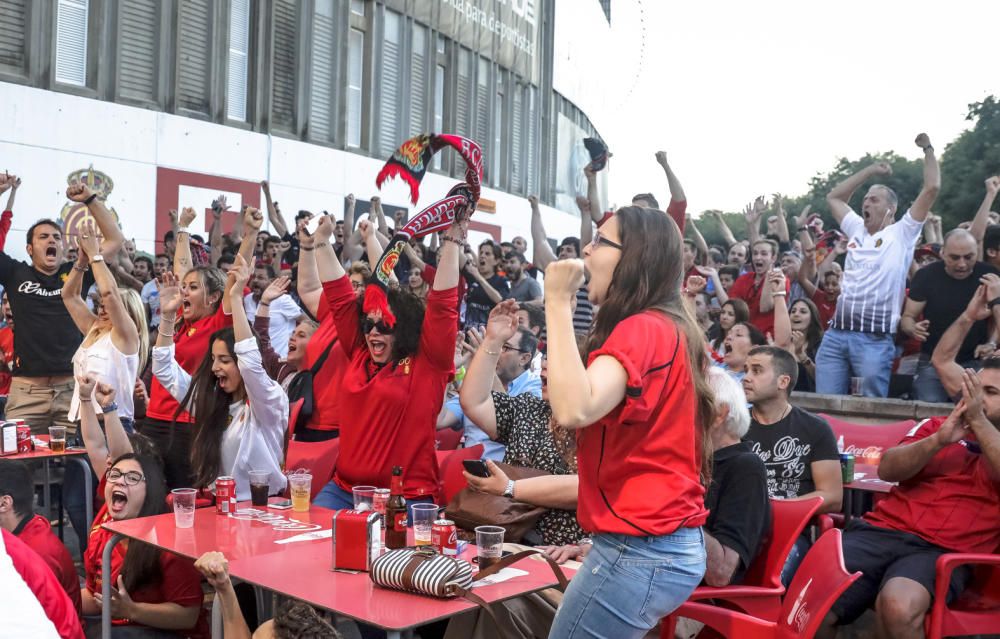 Los aficionados ven el partido en pantallas en Son Moix