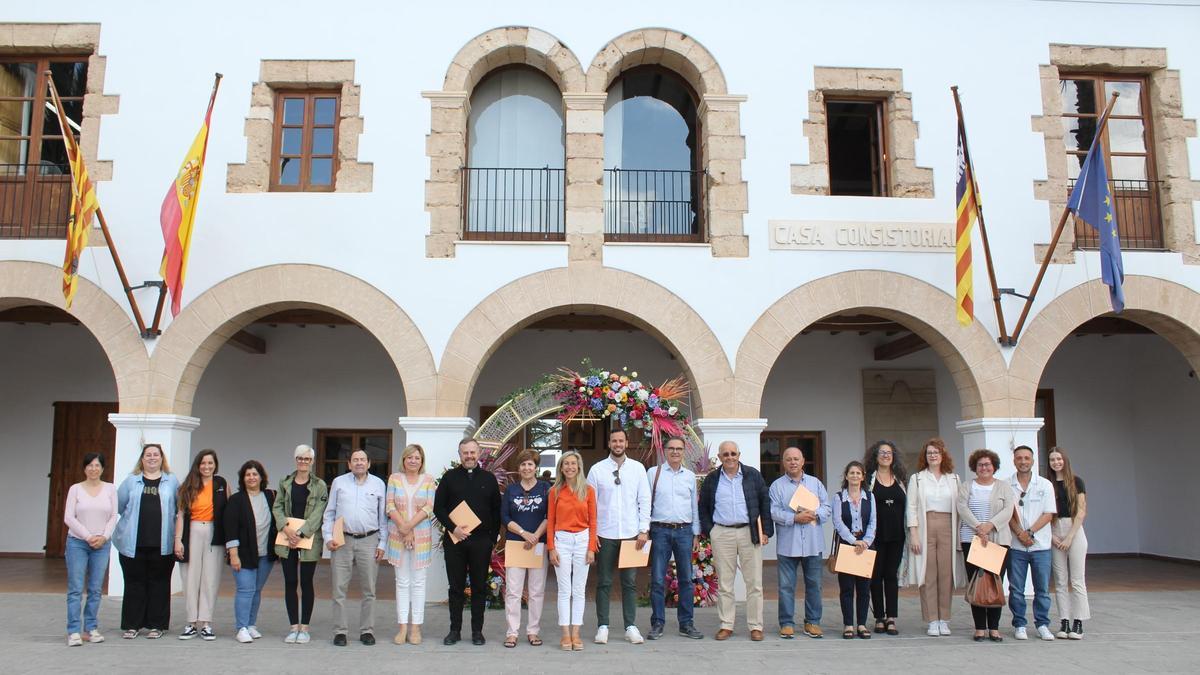 Las responsables municipales con los representantes de las asociaciones.