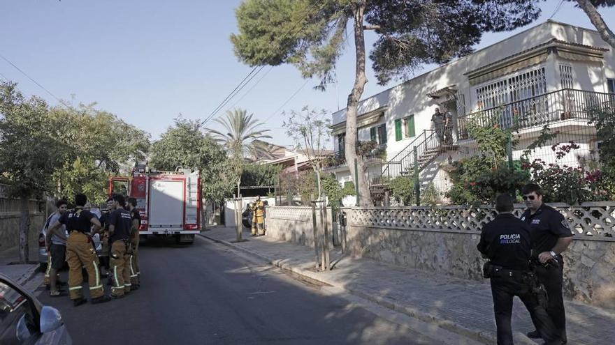 Efectivos movilizados ayer por la tarde por un incendio en una vivienda en Can Pastilla.