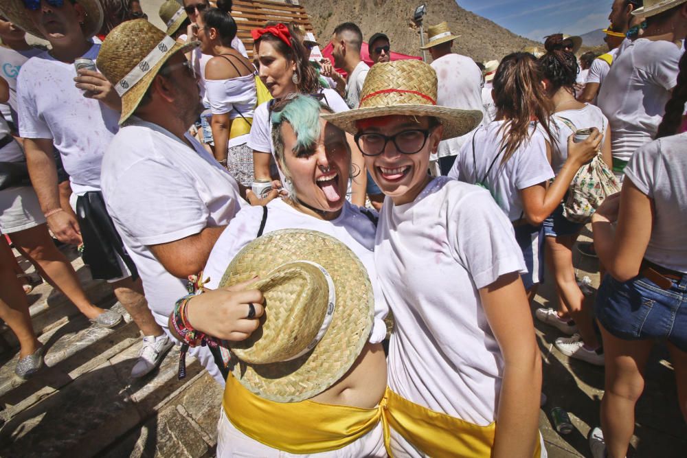 La ermita de San Roque congrega a decenas de personas para comenzar los festejos patronales y de Moros y Cristianos