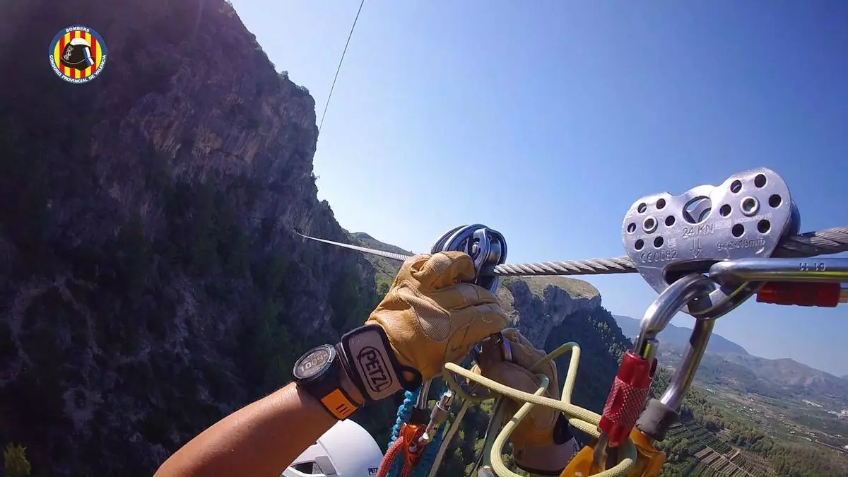 Rescate en la Cova Negra de Gandia: bomberos evacúan a un excursionista atrapado en una tirolina