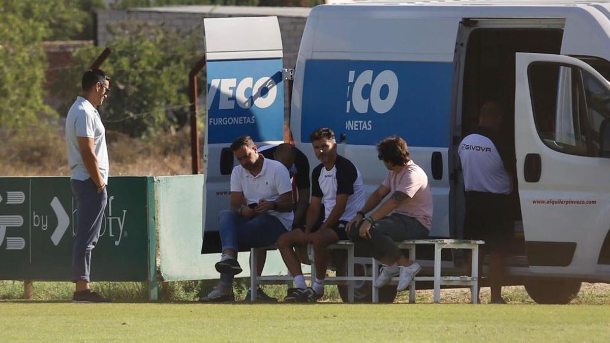 Juanito y Raúl Cámara charlan con Iván Ania, este miércoles, en la Ciudad Deportiva.