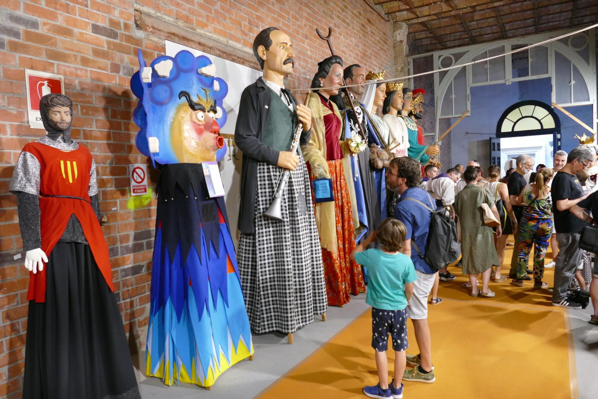 Els gegants de Figueres animen les Festes de Sant Pere amb el ball del seguici i una exposició