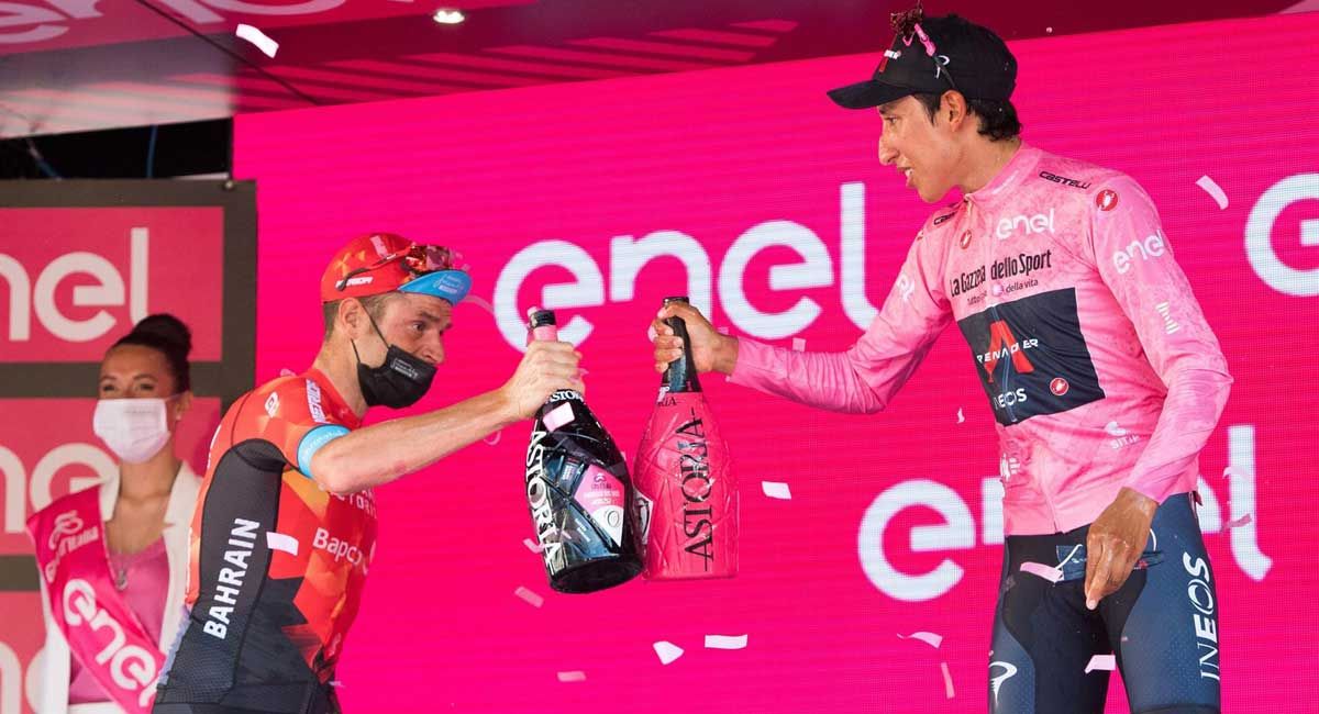 Bernal saluda a Damiano Caruso, segundo en el podio tras completar un brillante Giro.