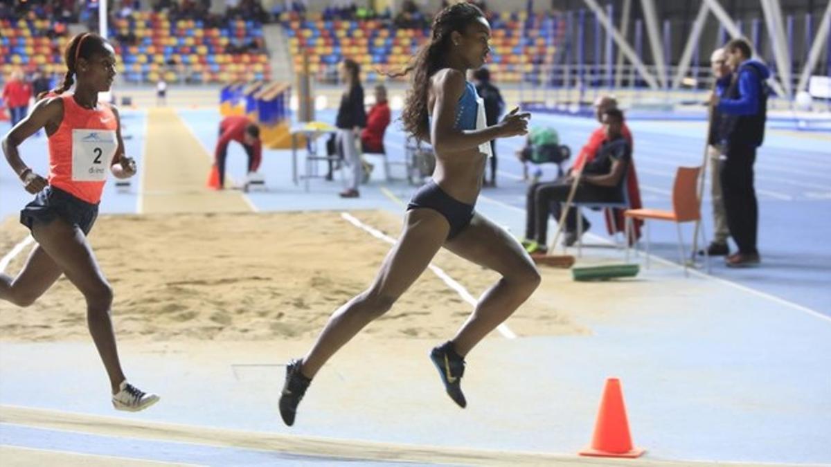 La etíope Genzebe Dibaba corre en la pista de Sabadell la prueba de 3.000 metros.