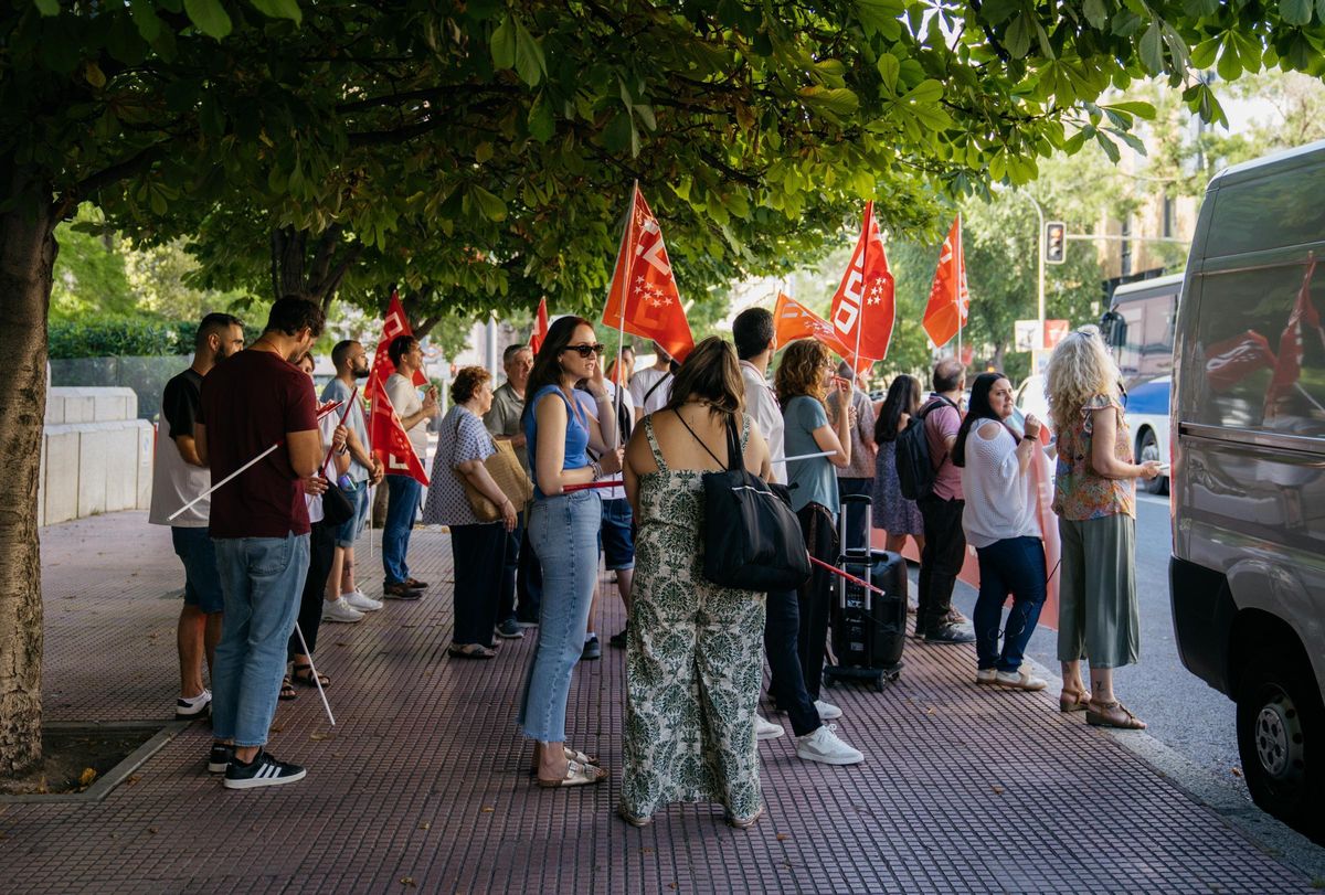 La huelga ha comenzado con un parón desde las 09:00 hasta las 11:00 horas, además de la protesta en la calle Miguel Ángel, de 09:30 a 10:30 horas.